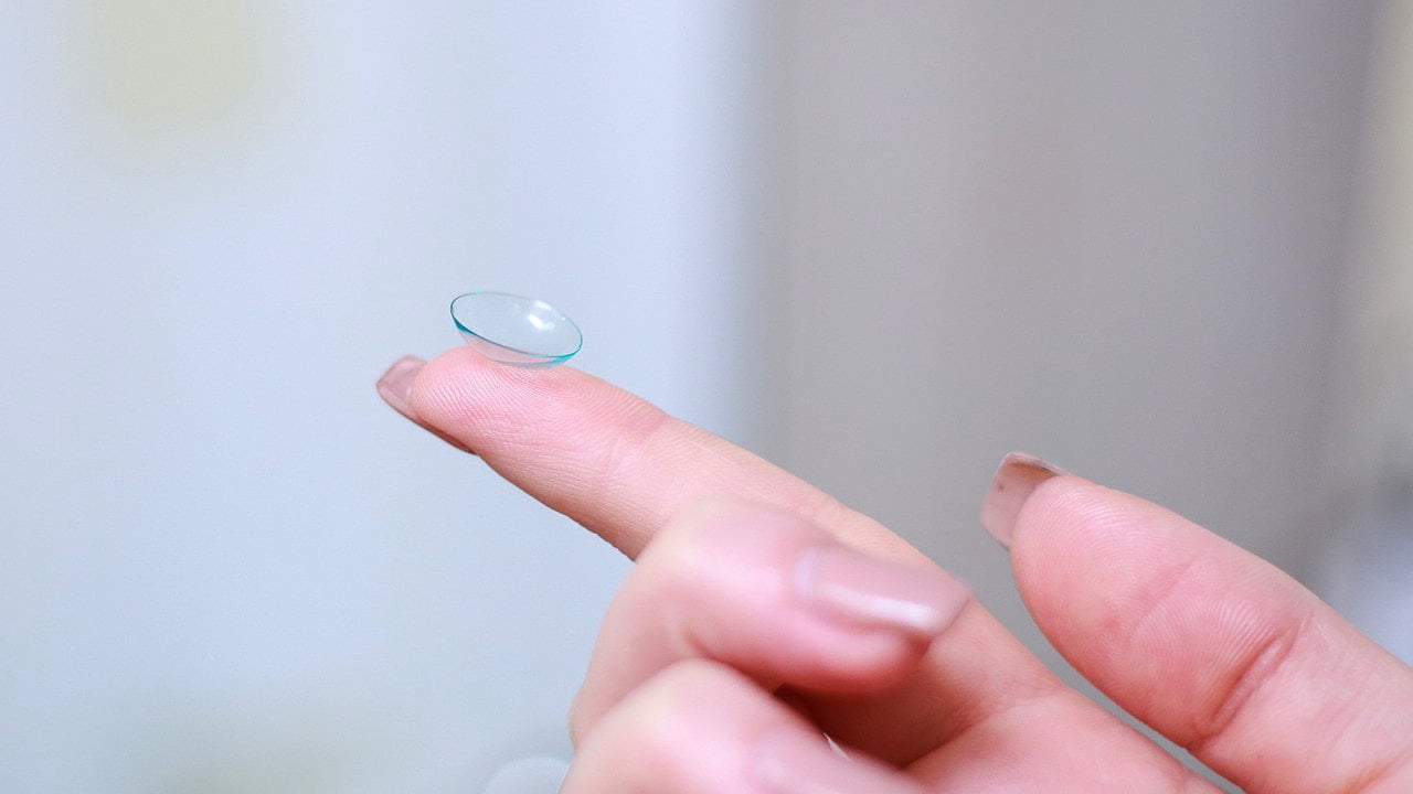 Can I surf with contact lenses and What’re the risks | Surfing tips