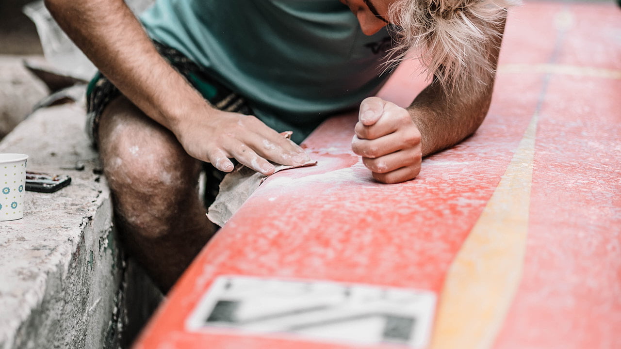 如何自助修理破洞彎折的衝浪板 | 衝浪板維修教程指南